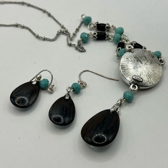 Avon, NR Necklace and earrings - Picture 2 of 8